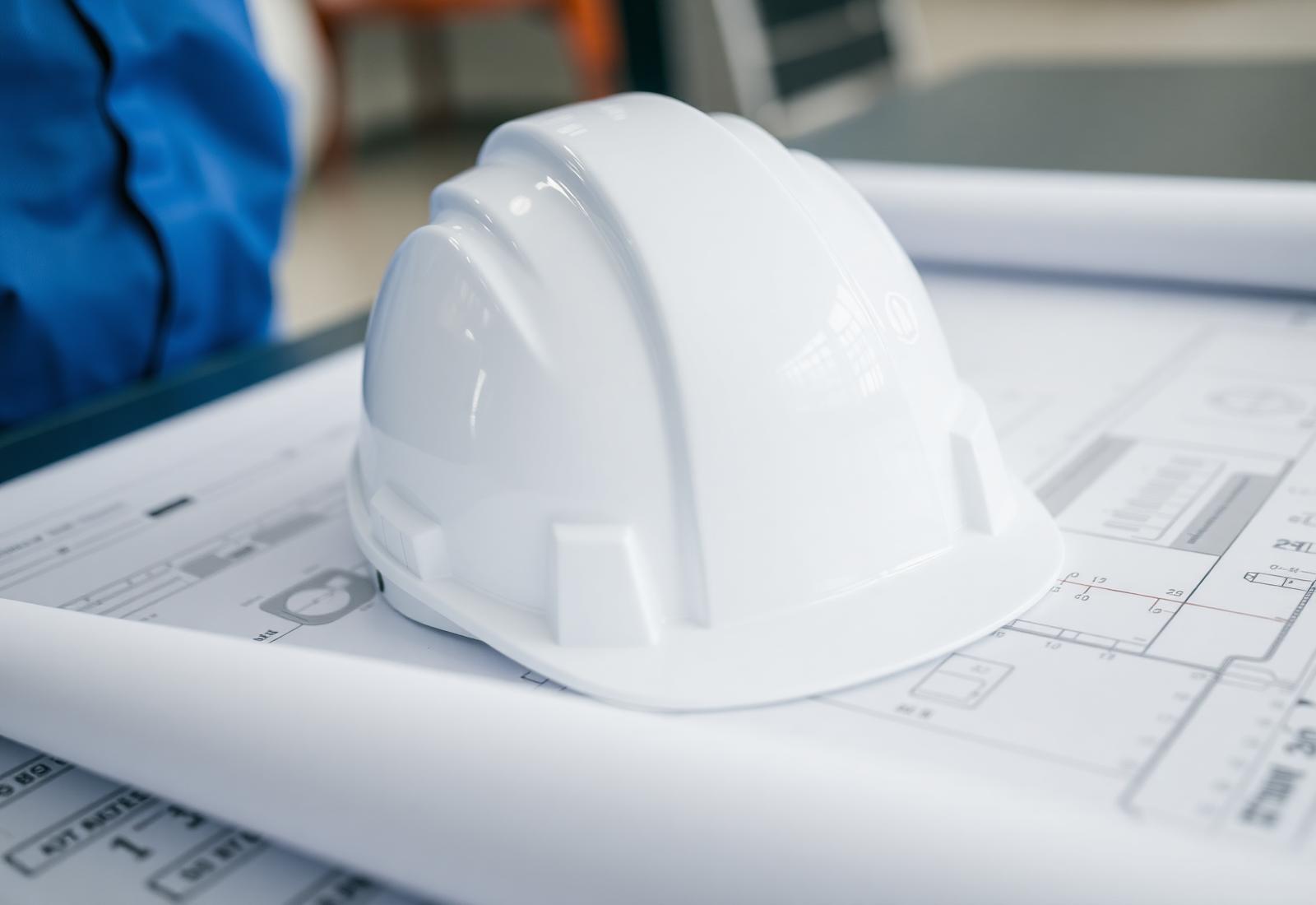 Elmetto di sicurezza su progetti tecnici